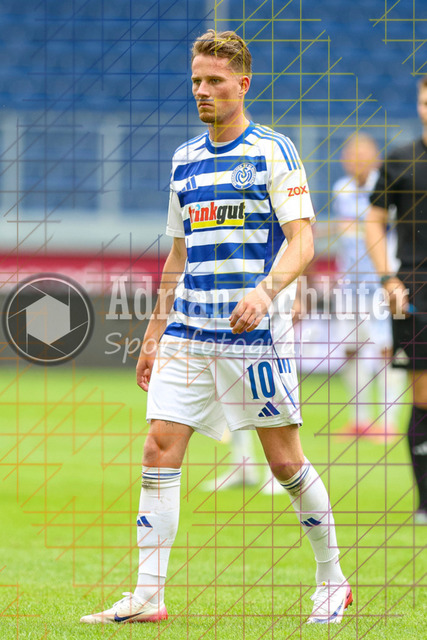 MSV Duisburg vs VfB Stuttgart II - 3. Liga | Duisburg, Deutschland, 02.08.25:   Christian Viet (MSV Duisburg) schaut waehrend des Spiels der 3. Liga MSV Duisburg vs VfB Stuttgart II in der schauinsland-reisen-arena(Foto von Brauer-Fotoagentur / Adrian Schlueter)