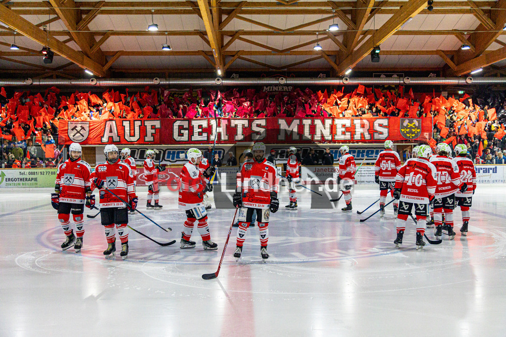 Halbfinale Spiel 3 TSV Peißenberg Miners vs TEV Miesbach | Eishockey Bayernliga Playoffs 2023/2024, Halbfinale Spiel 3 TSV Peißenberg Miners vs TEV Miesbach, 20240315,
Einlauf, Spielervostellung,
2024-03-15 in Peißenberg (Eisstadion)

Copyright: WolfgangxLindner foto-lindner.de