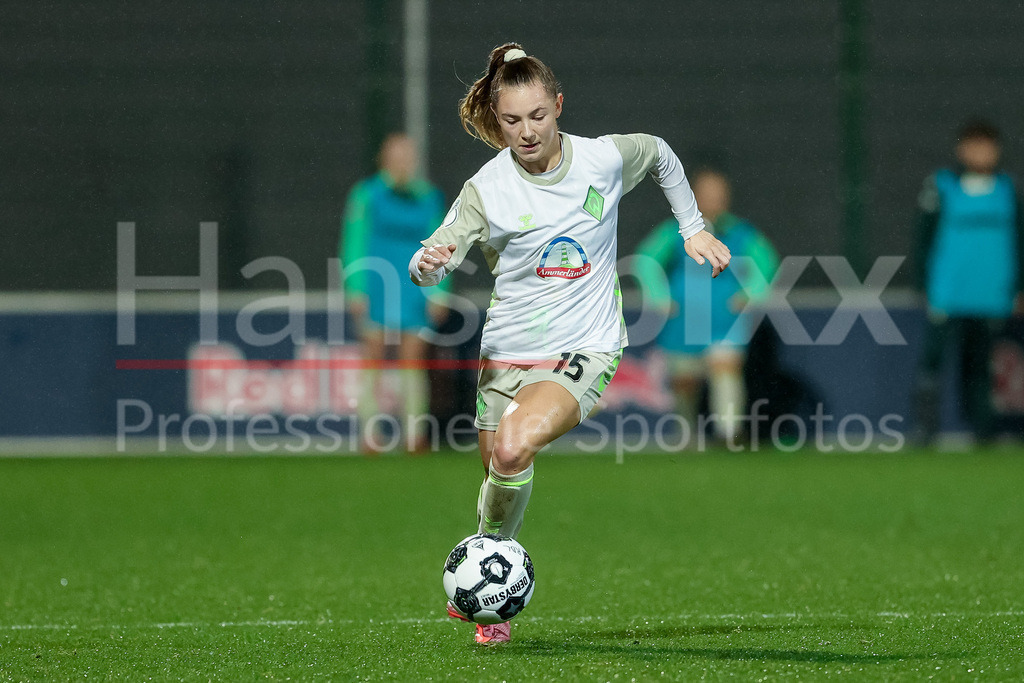 Fussball, DFB-Pokal Frauen, RB Leipzig - SV Werder Bremen | Michelle Weiß (SV Werder Bremen, 15) am Ball, Einzelbild, Ganzkörper, Aktion, Action, Spielszene, DIE DFB-RICHTLINIEN UNTERSAGEN JEGLICHE NUTZUNG VON FOTOS ALS SEQUENZBILDER UND/ODER VIDEOÄHNLICHE FOTOSTRECKEN. DFB REGULATIONS PROHIBIT ANY USE OF PHOTOGRAPHS AS IMAGE SEQUENCES AND/OR QUASI-VIDEO.