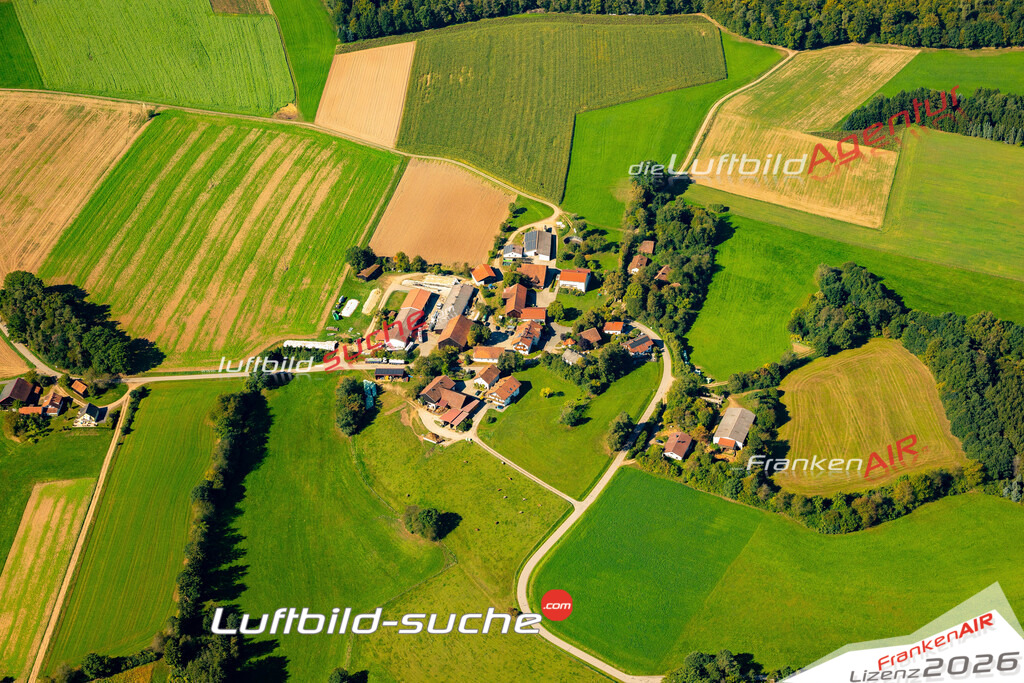 Das Luftbild zeigt : Trasching Roding - Die Luftaufnahme wurde 2023 vom UL-Flugzeug aus erstellt ( keine Drohne ) - Hochauflösende Luftaufnahme - Für grossformatige Ausdrucke geeignet. Die Geschenkidee !Mit Lizenz und Bildrechte bestellbar