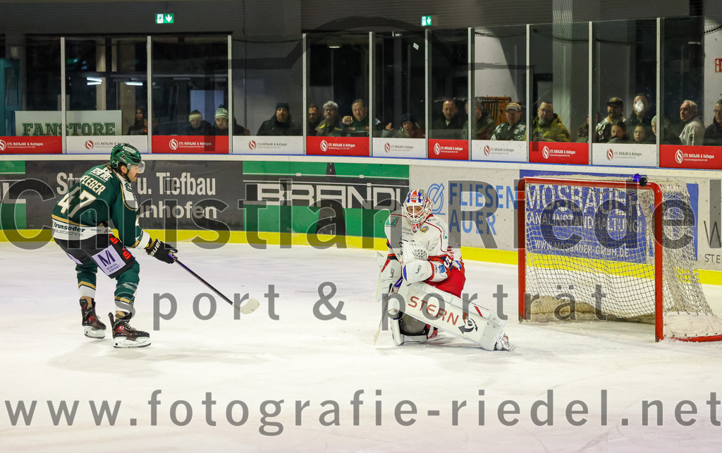 2026-02-20_131_TSV_Erding_gegen_Deggendorfer_SC | Erding, Deutschland, 20.02.2026:Eishockey, Oberliga Süd 2025 / 2026, 49. Spieltag, TSV Erding gegen Deggendorfer SC, Endergebnis: 4:1Marco Pfleger (Erding Gladiators, #47), Torwart Timo Pielmeier (Deggendorfer SC, #51)Foto: Christian Riedel / fotografie-riedel.net