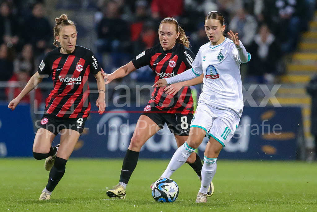 Fussball, Google Pixel Frauen-Bundesliga, Eintracht Frankfurt - SV Werder Bremen | v.li.: Sophia Kleinherne (Eintracht Frankfurt, 4), Lisanne Gräwe (Eintracht Frankfurt, 8) und Tuana Mahmoud (geb. Keles, SV Werder Bremen, 10) im Zweikampf, Duell, Dynamik, Aktion, Action, Spielszene, DIE DFB-RICHTLINIEN UNTERSAGEN JEGLICHE NUTZUNG VON FOTOS ALS SEQUENZBILDER UND/ODER VIDEOÄHNLICHE FOTOSTRECKEN. DFB REGULATIONS PROHIBIT ANY USE OF PHOTOGRAPHS AS IMAGE SEQUENCES AND/OR QUASI-VIDEO.