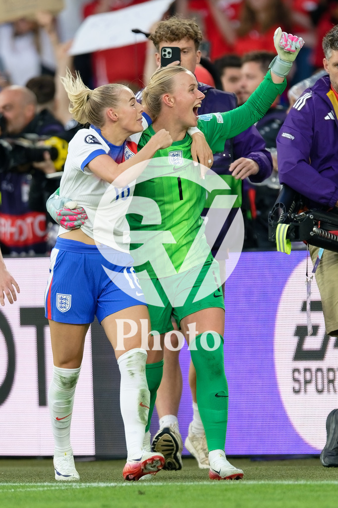 England v Spain - UEFA Women's EURO 2025 Final | BASEL, SWITZERLAND - JULY 27:  Chloe Kelly of England and Hannah Hampton of England celebrate after winning WEURO 2025 during the UEFA Women's EURO 2025 Final match between England and Spain at St. Jakob-Park on July 27, 2025 in Basel, Switzerland. (Photo by Giuseppe Velletri/Sports Press Photo/Getty Images)