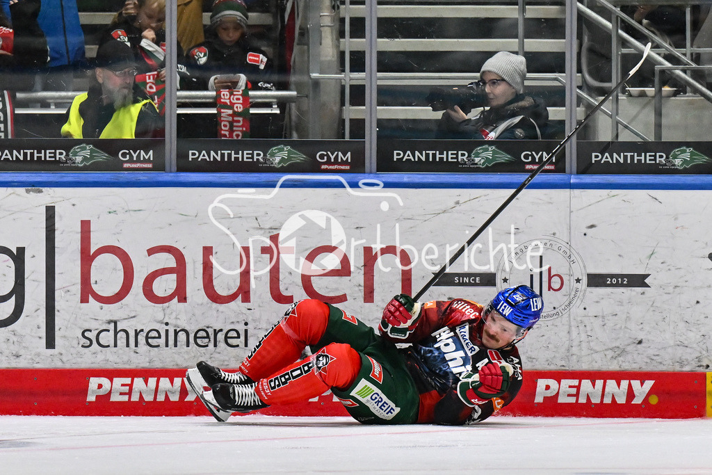 Augsburger Panther - Straubing Tigers | rutscht nach seinem Treffer zum 4-1 auf dem Eis - Cody KUNYK (Augsburger Panther #20) / DEL: Augsburger Panther - Straubing Tigers, Curt Frenzel Stadion am 29.11.2024