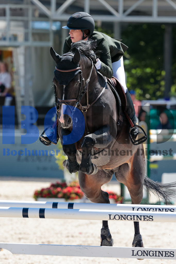 Longines Balve Optimum - Springen Samstag {date} -  | {headline}(Foto: Sebastian Sendlak / BOND) - Realisiert mit Pictrs.com