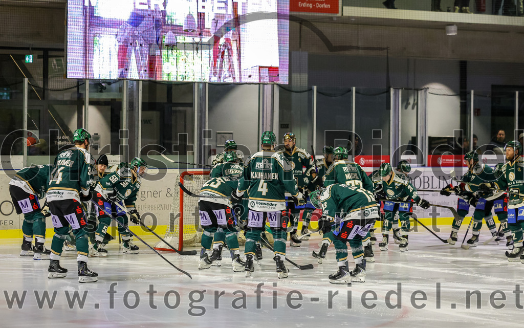 2025-11-25_008_TSV_Erding_gegen_EHF_Passau_Black_Hawks | Erding, Deutschland, 25.11.2025:Eishockey, Oberliga Süd 2025 / 2026, 20. Spieltag, TSV Erding gegen EHF Passau Black Hawks, Endergebnis: 2:3 n.V.Foto: Christian Riedel / fotografie-riedel.net