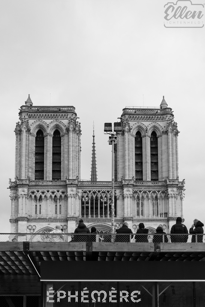 Ephemeral Paris | Before the timeless towers of Notre-Dame, a fleeting word glows — éphémère. A quiet contrast between the eternal and the momentary, captured in the heart of Paris. - Realisiert mit Pictrs.com