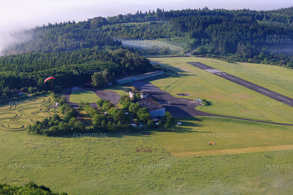 Luftbild: Fallschirmspringerwiese des Flugplatz Höxter-Holzminden (EDVI) im Ortsteil Albaxen in Höxter im Bundesland Nordrhein-Westfalen in Deutschland. Foto: IMG_65124.jpg vom 24.05.2014 durch Werner Riehm/FLY-FOTO.deWWW.FLUGPLATZ-HX.DE