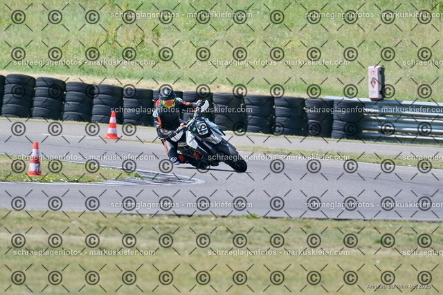 26BT02-1011 | markuskiefer.com - Realisiert mit Pictrs.com