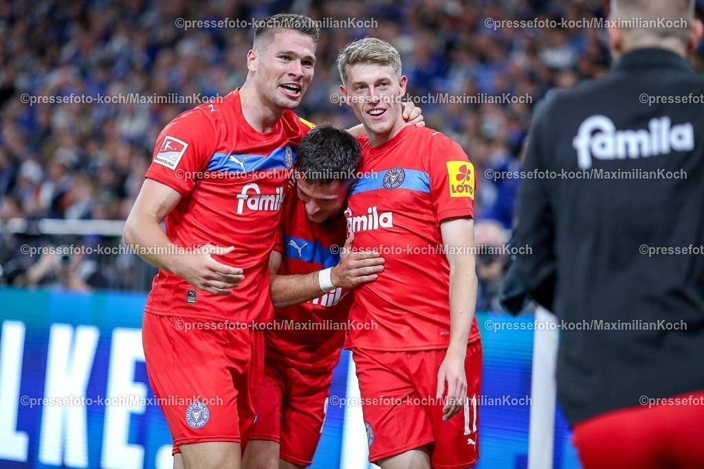 S0413092501047 | 13.09.2025, Fußball, FC Schalke 04 - Holstein Kiel, 5.Spieltag, 2. Fußball Bundesliga, Veltins-Arena Gelsenkirchen, Saison 2025 2026: Torjubel nach dem Tor zum 1:0 durch Torschütze Alexander Bernhardsson (Holstein Kiel #11)  zusammen mit  Adrián Kapralik (Holstein Kiel #20) DFB regulations prohibit any use of photographs as image sequences and or quasi-video.