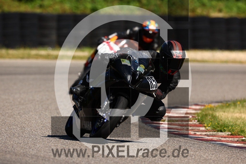 0085-20250530_00725 | Schöne Erinnerungen an spannende Momente - das festzuhalten ist unser Job. PIXELrace.de ist seit 2003 auf den Rennstrecken Europas unterwegs um die Action draußen beim Fahren und die wunderbare Stimmung imm Fahrerlager für euch einzufangen.