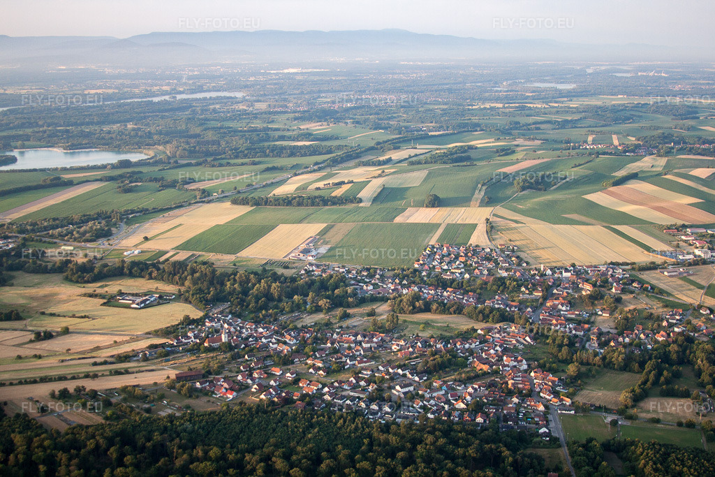 Vue aérienne: Vue de la ville à Scheibenhard dans le département Bas Rhin, France. Photo: IMG_67969.jpg prise le 19/06/2014 par Werner Riehm/FLY-FOTO.euRésolution de l'original: 4752 x 3168 px