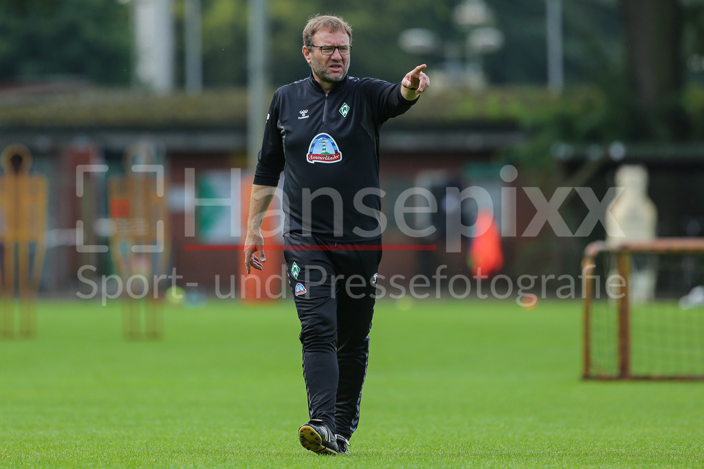 Fussball, Google Pixel Frauen-Bundesliga, Training SV Werder Bremen | v.li.: Thomas Horsch (Trainer, Cheftrainer, SV Werder Bremen) gibt Anweisungen, gestikuliert, mit den Armen gestikulieren