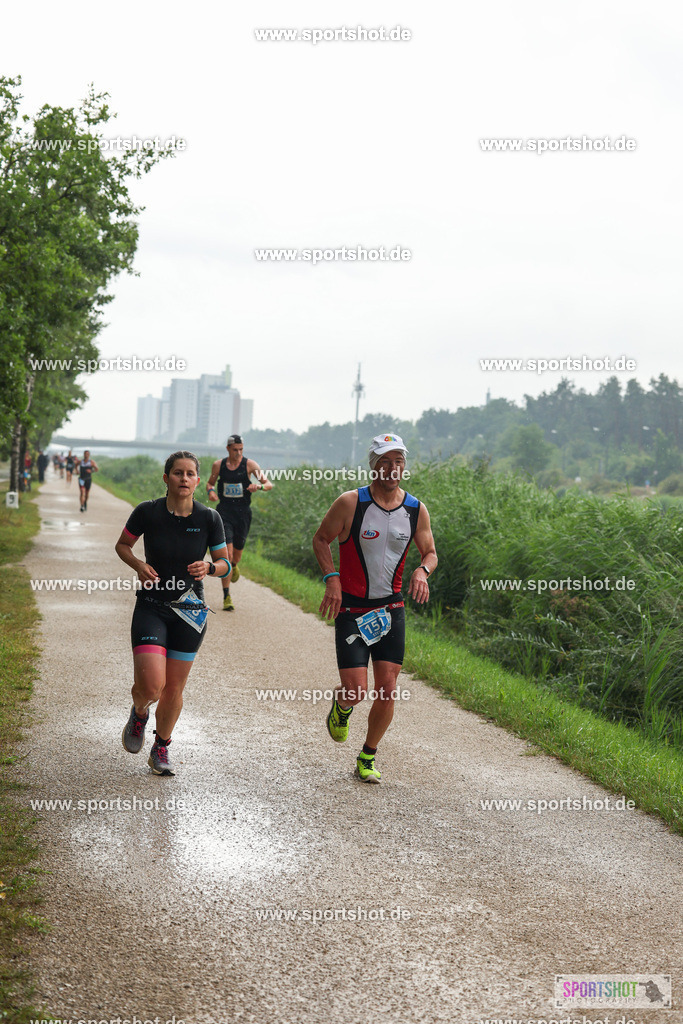 LUR_1115 | 34. M-net Erlanger Triathlon 2025 #erlangertriathlon  #mnettriathlon2025 #mnettriathlon #team #olympischedistanz #mitteldistanz #triathlon #maindonaukanal  #erlangertriathlon2025 #yourpictrs #tv1848 #tv1848erlangen  #triathlonbayern #sportinerlangen #demsportverbunden #sportshot_your_pictrs Copyright: www.sportshot.de