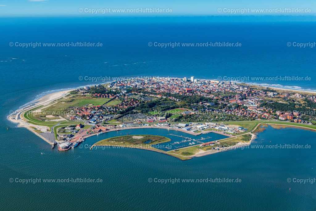 Norderney_Hafen_ELS_6403091022 | NORDERNEY 09.10.2022 Hafenanlagen der ostfiesischen Insel  Norderney im Bundesland Niedersachsen. Weiterführende Informationen bei: Staatsbad Norderney GmbH. // Port facilities of the East Frisian island of Norderney in Lower Saxony island Norderney in the state Lower Saxony. Further information at: Staatsbad Norderney GmbH. Foto: Martin Elsen