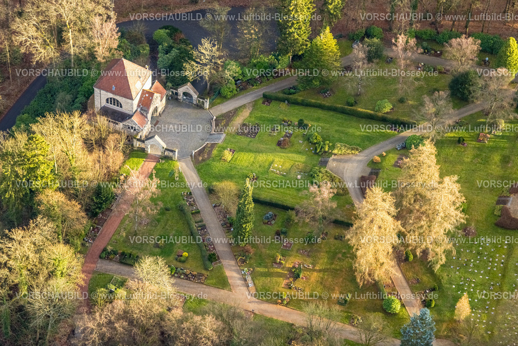 Velbert251200947Langenberg | , Luftbild, evang. Friedhof Gräberfeld und Friedhofskapelle, umgeben von grünen Bäumen, Langenberg, Velbert, Bergisches Land, Nordrhein-Westfalen, Deutschland