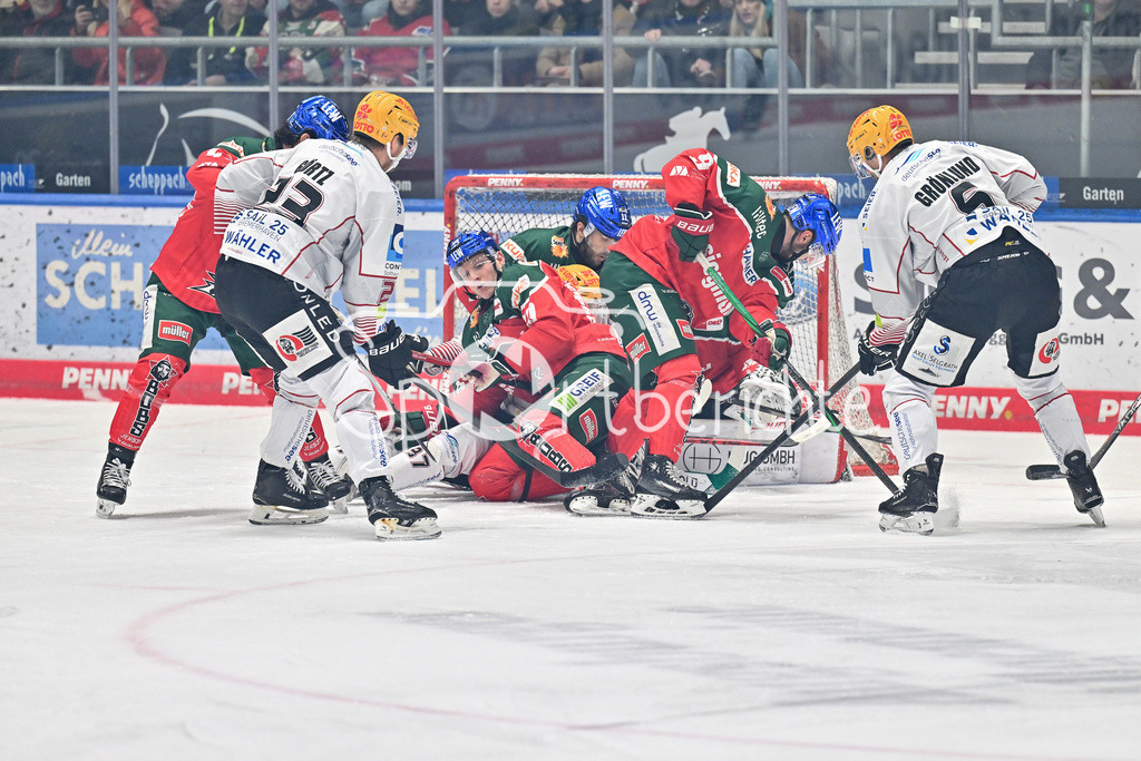 Augsburger Panther - Fischtown Pinguins | Gemeinsam koennen die panther um Strauss MANN (Augsburger Panther #38) einen Gegentreffer verhindern / DEL: Augsburger Panther - Fischtown Pinguins, Curt Frenzel Stadion am 08.01.2025