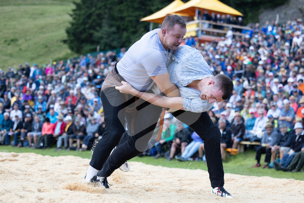 Rigi2025_0572 | Die Schwinger des Schwyzer Kantonalen Schwingerverbandes: Fotos, die Dynamik und Leidenschaft festhalten, sowie emotionale Momente aus dem traditionellen Schwingsport zeigen. - Realisiert mit Pictrs.com