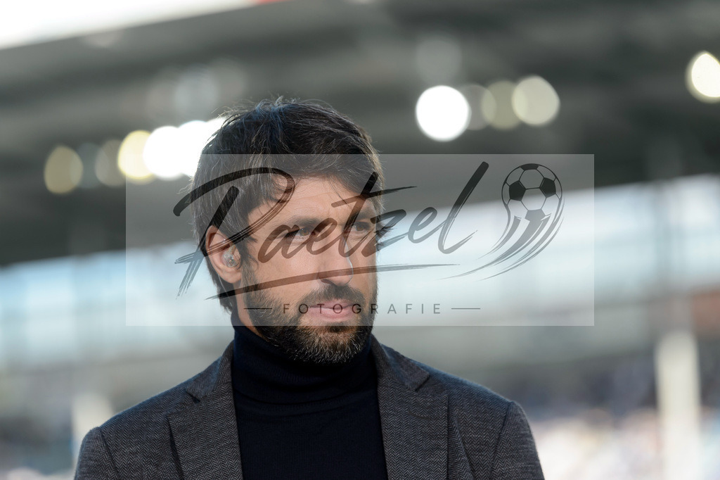 FCMFCK20210904_097 | Fussball, Herren: Sportschau-Experte Thomas Broich schaut beim Spiel der 3. Liga zwischen 1. FC Magdeburg und 1. FC Kaiserslautern in der MDCC-Arena am 04.09.2021 in Magdeburg, Deutschland.DFB / DFL REGULATIONS PROHIBIT ANY USE OF PHOTOGRAPHS AS IMAGE SEQUENCES AND/OR QUASI-VIDEO. - Realisiert mit Pictrs.com
