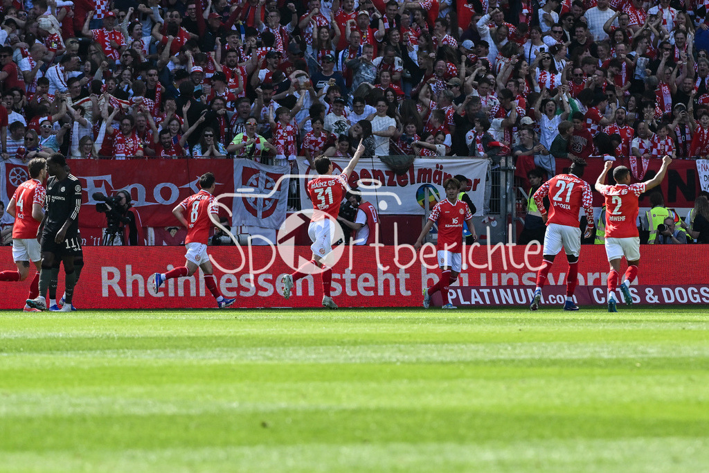 1. FSV Mainz 05 - FC Bayern München | MAINZ, GERMANY - 25. APRIL: Jubel der Hausherren nach dem Treffer zum 1-0 durch Dominik KOHR (1. FSV Mainz 05 31) / Tor / Torschuetze / Freude / Happy während dem Bundesligamatch zwischen dem 1. FSV Mainz 05 und dem FC Bayern München am 31. Spieltag in der MEWA Arena / DFL REGULATIONS PROHIBIT ANY USE OF PHOTOGRAPHS AS IMAGE SEQUENCES AND/OR QUASI-VIDEO