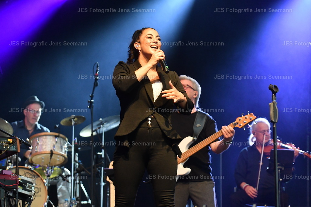 2026_Deborah Lee und the news_One Moment time Whitney Houston__0169 | Fotograf Jens Seemann - Realisiert mit Pictrs.com