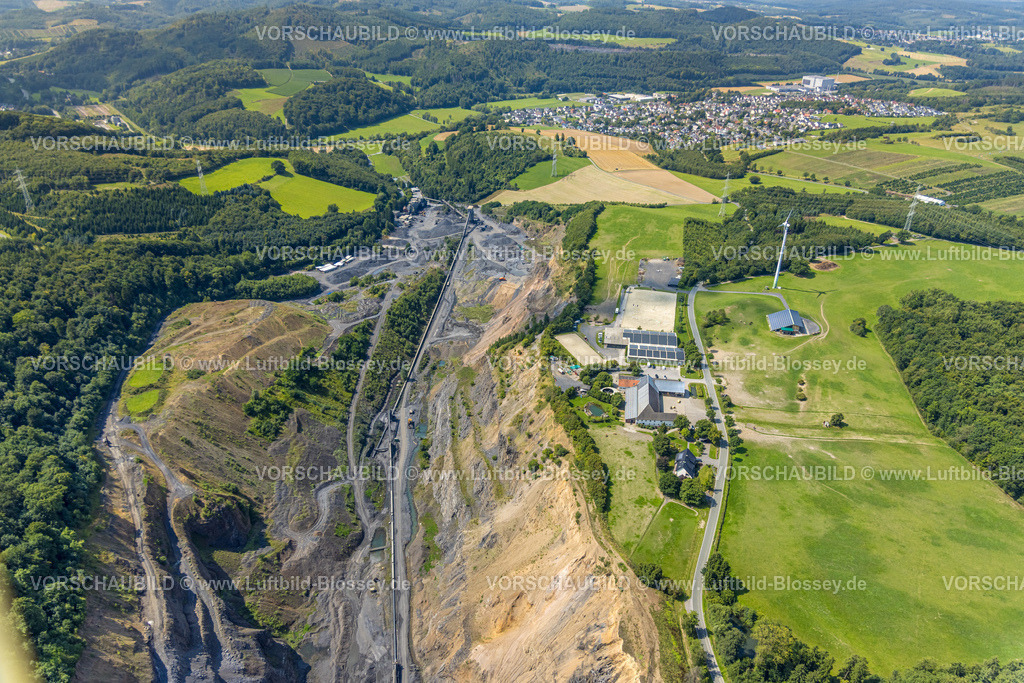 Arnsberg250808633 | Luftbild, Steinbruch Lanwehr Naturstein GmbH Am Langen Stück, Reit- und Fahrverein Arnsberg und Umgebung e.V. Wicheler Höhe, Müschede, Arnsberg, Ruhrgebiet, Nordrhein-Westfalen, Deutschland