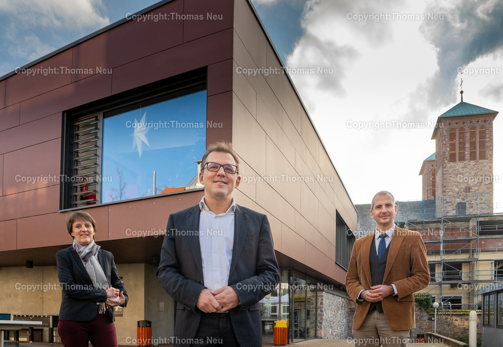 DSC_8474-HDR-4 | bbe, Liebfrauenschule, neuer Träger Kolping Bildungswerk, PK Mit v.l: Schulleiterin Ursula Machnik, Dr. Markus SChwaigkofler (Kolping Bildunsgwerk) Bildungsdezernent Bistum Mainz Geron Geisler, Bild: Thomas Neu
