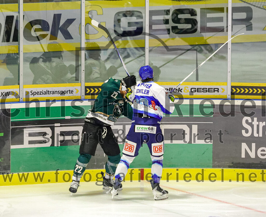 2025-09-26_083_TSV_Erding_gegen_SC_Riessersee | Erding, Deutschland, 26.09.2025:Eishockey, Oberliga Süd 2025 / 2026, 3. Spieltag, TSV Erding gegen SC Riessersee, Endergebnis: 3:5Grady Hobbs (Erding Gladiators, #22), Tobias Echtler (SC Riessersee, #20)Foto: Christian Riedel / fotografie-riedel.net