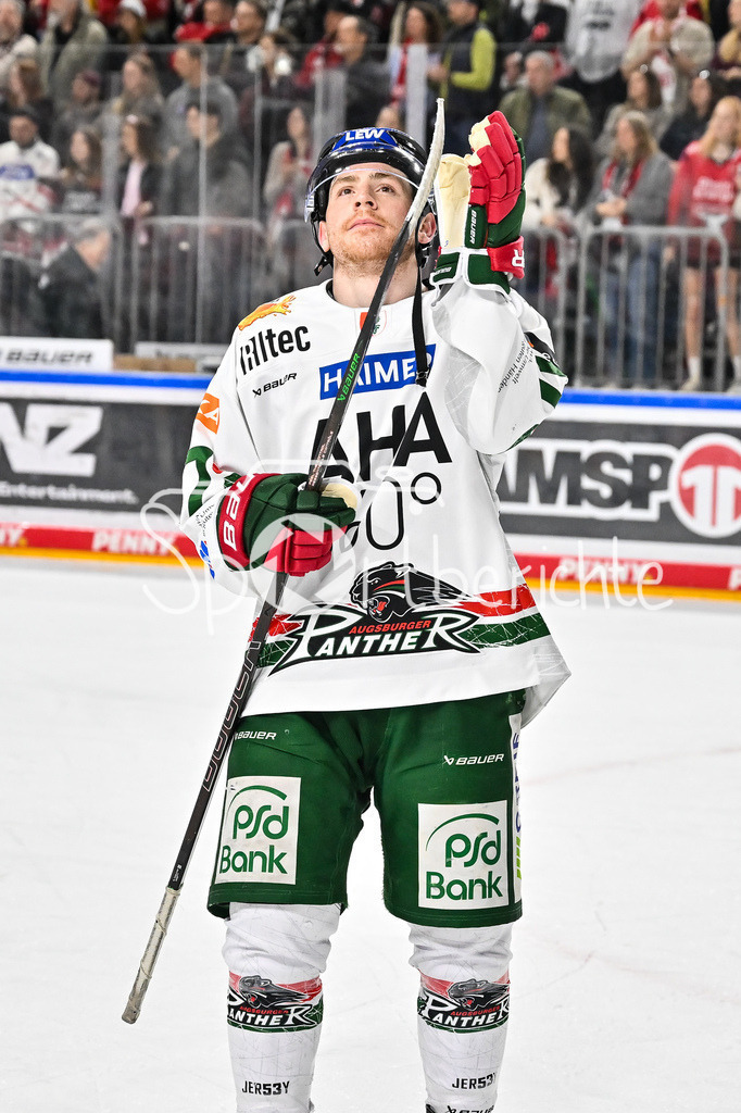 Kölner Haie - Augsburger Panther | KÖLN, DEUTSCHLAND - 04. MÄRZ: die Spieler der Panther bedanken sich bei den mitgereisten Fans nach dem Match zwischen den Kölner Haien und den Augsburger Panthern am 48. Spieltag der Penny DEL in der Lanxess Arena / Kyle MAYHEW (Augsburger Panther 27)