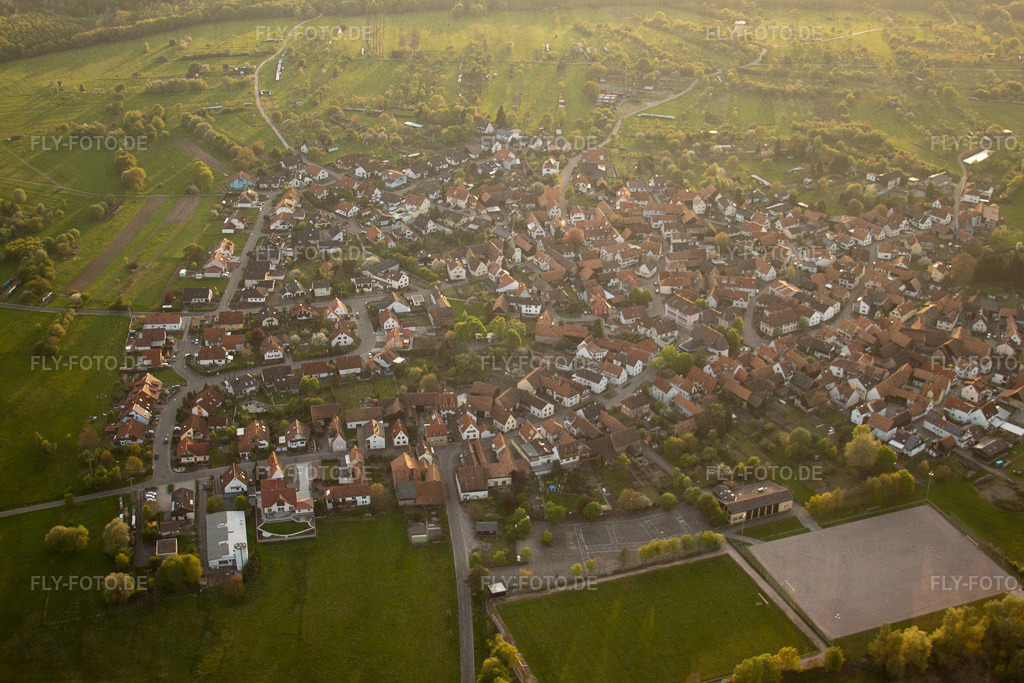 Büchelberg, Fussballplätze | Luftbild: Büchelberg, Fussballplätze im Ortsteil Büchelberg in Wörth im Bundesland Rheinland-Pfalz in Deutschland. Foto: IMG_27016.jpg vom 28.04.2010 durch Werner Riehm/FLY-FOTO.de - Realisiert mit Pictrs.com