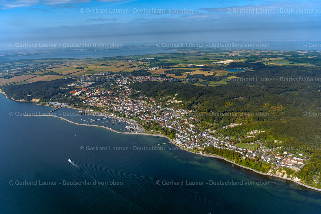 4061358 | SASSNITZ 08.09.2021 Hafenanlagen des Stadthafen Sassnitz an der Meeres- Küste der Ostsee in Sassnitz im Bundesland Mecklenburg-Vorpommern. // Port facilities on the seashore of the Baltic Sea in Sassnitz in the state Mecklenburg - Western Pomerania. Foto: Gerhard Launer