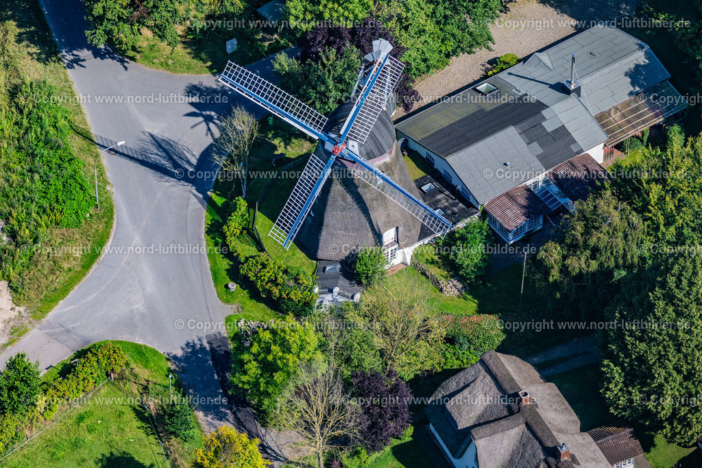 Stuckum_Mühle_ELS_3308130825 | STRUCKUM 13.08.2025 Historische Graupenmühle " Windmühle Fortuna " am Gehöft eines Bauernhofes am Rand von bestellten Feldern an der Straße Mühlenweg, Blumenhofweg in Struckum im Bundesland Schleswig-Holstein, Deutschland. Weiterführende Informationen bei: Eike und Helmut Mohr. // Historic windmill " Windmuehle Fortuna " at the homestead of a farm on the edge of cultivated fields on street Muehlenweg, Blumenhofweg in Struckum in the state Schleswig-Holstein, Germany. Further information at: Eike und Helmut Mohr. Foto: Martin Elsen