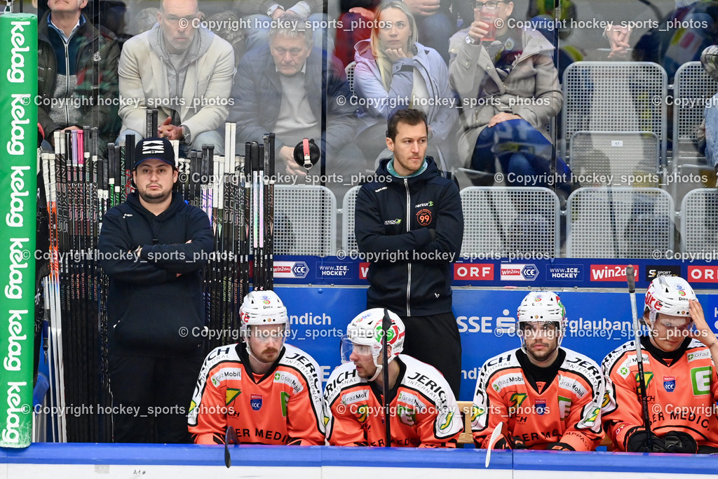 EC IDM WÄRMEPUMPEN VSV vs. MOSER MEDICAL GRAZ99ERS | Spielerbank EC VSV, Equipmentmanager Graz 99ers Kersche Jürgen, EC IDM WÄRMEPUMPEN VSV vs. MOSER MEDICAL GRAZ99ERS, EC IDM WÄRMEPUMPEN VSV vs. MOSER MEDICAL GRAZ99ERS am 17.03.2026 in Villach (Stadthalle Villach), Austria, (Photo by Bernd Stefan)