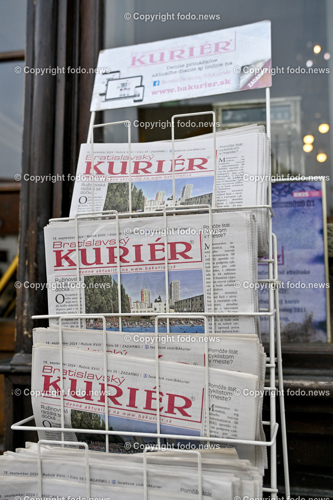 Slowakei_ Bratislavsky kraj_ Bratislava_ 08.10.2024-55 | 08.10.2024, Slowakei, SVK, Bratislavsky kraj, Bratislava, im Bild Bratislava, Stadtansichten, Gebauede, Sehenswurdigkeiten, Tourismus, Touristen, Cafe, Denkmal, Strasse, Donau, Bruecke, Schiff, Burg, Hrad, Ufo, Restaurant, Souvenier, Menschen, Bahnhof, Zug, Hauptstadt