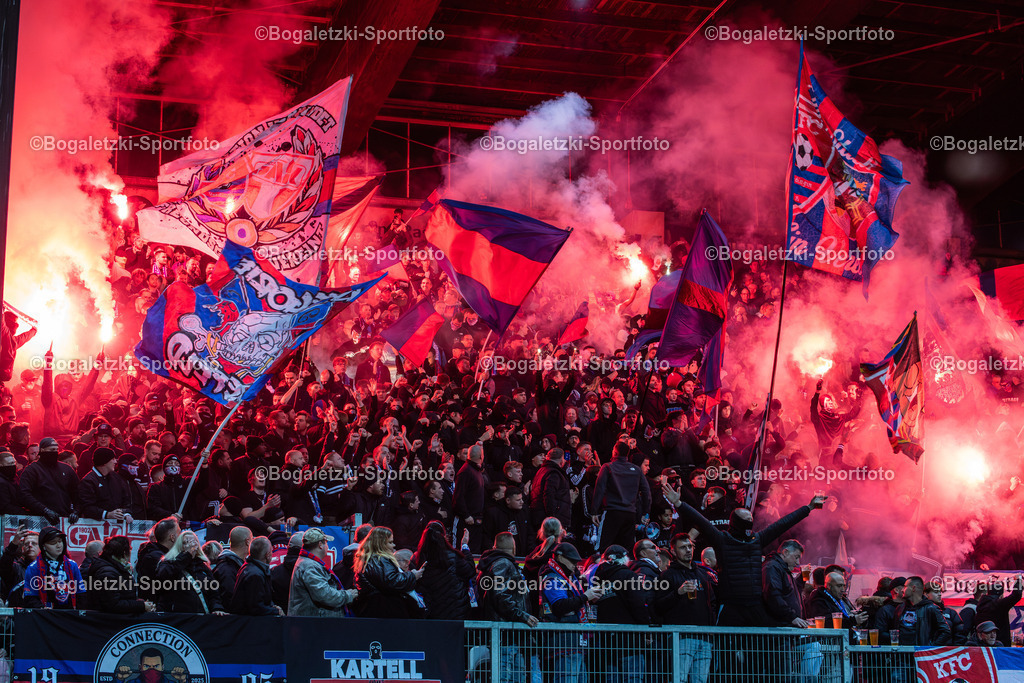 Pyroshow | 15.10.2025, Fußball, Niederrheinpokal, 3.Runde, KFC Uerdingen - MSV Duisburg: Pyroshow der KFC Fans zu Spielbeginn - Realisiert mit Pictrs.com
