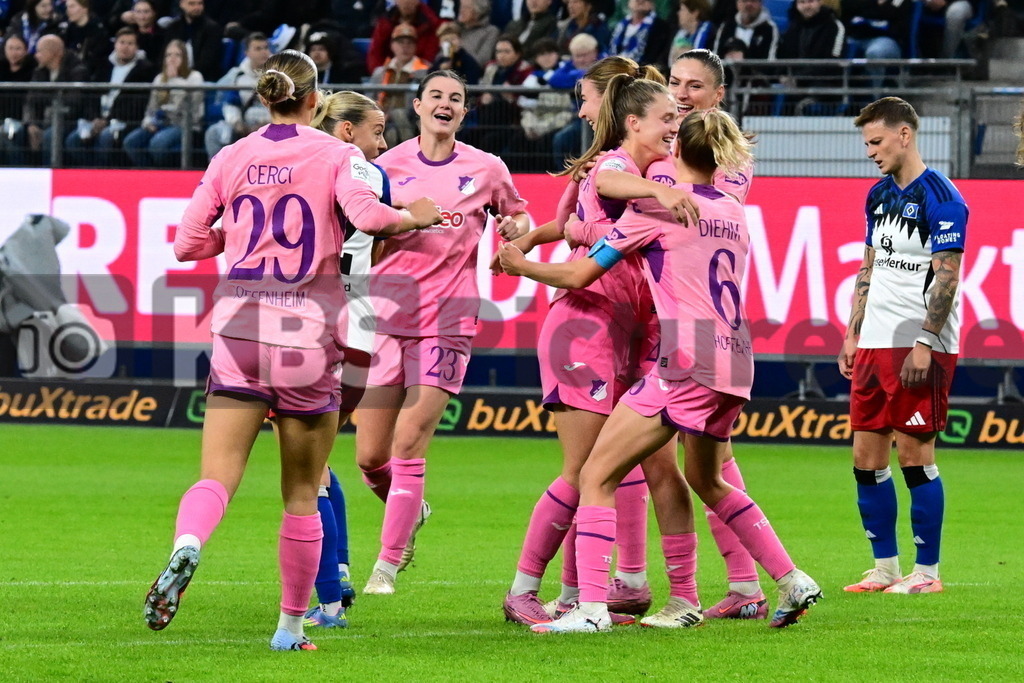 KBS Picture_HSV-Hoffenheim_Frauen_023 | Hoffenheim Frauen Torjubel zum 2:0 Torschuetze ist Ampoorter Valesca (TSG Hoffenheim Frauen) und Lahr Jobina (HSV Frauen) mit haengenden Kopf ,Sportplatz :  Volksparkstadion, - Realisiert mit Pictrs.com
