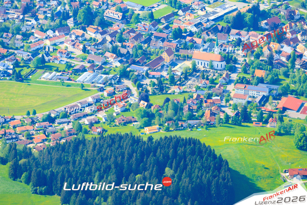 Die Luftaufnahme Weiler-im-allgaeu - Weiler Simmerberg wurde vom UL-Flugzeug (keine Drohne) aus fotografiert.Hohe Druck- Auflösung-die Geschenkidee!