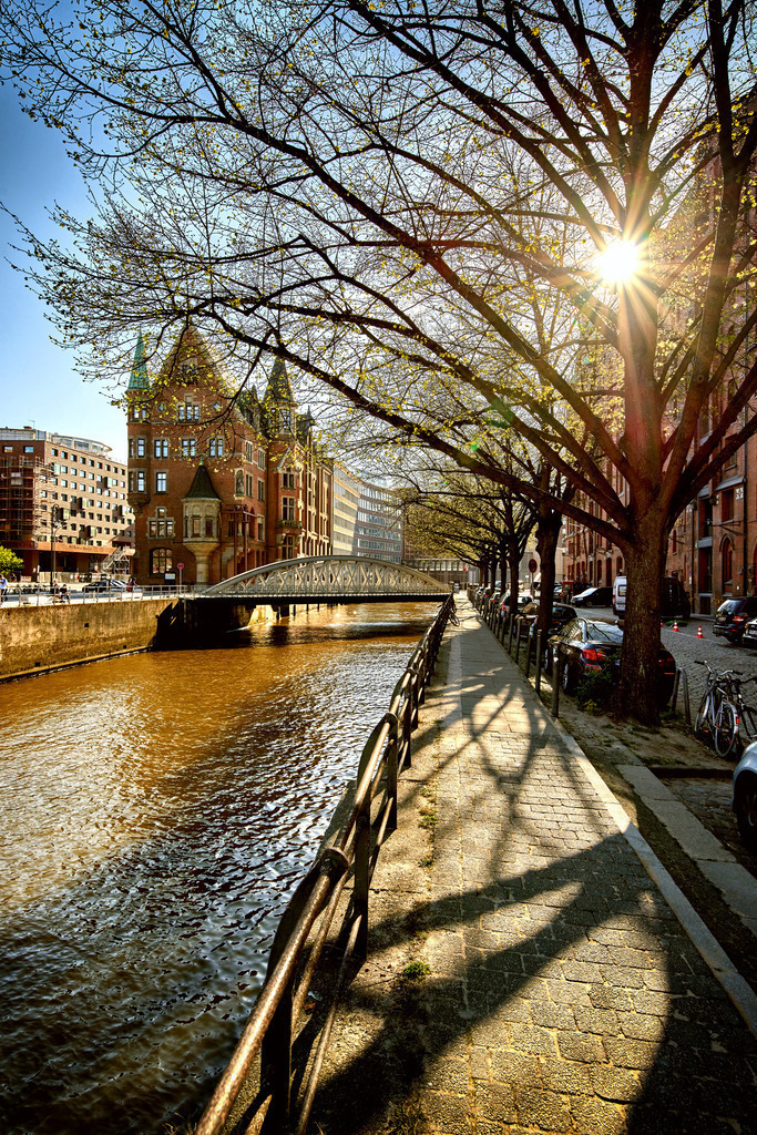 10240422 - Leuchtende Schatten | Wunderschönes Licht- und Schattenspiel in der Speicherstadt.