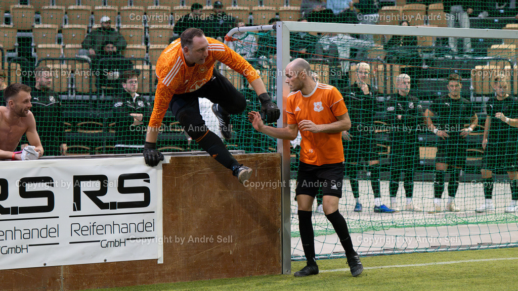 Vorrunde - Gruppe A - SG Padenstedt vs SV Tungendorf | Wechsel Mattias Stichert (SGP #1) für Marc Stöckhardt (SGP #9) // 44. RS-Reifenhandel-Cup 2024 / Vorrunde - Gruppe A - SG Padenstedt vs SV Tungendorf / Holstenhalle 1 / Neumünster / 26.12.24 - Realisiert mit Pictrs.com