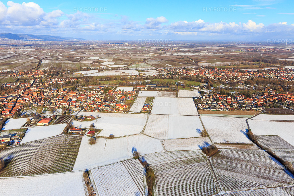Luftbild: Ortsansicht aus Süden im Winter bei Schnee im Ortsteil Ingenheim in Billigheim-Ingenheim im Bundesland Rheinland-Pfalz in Deutschland. Foto: IMG_096163.jpg vom 15.01.2017 durch Werner Riehm/FLY-FOTO.de