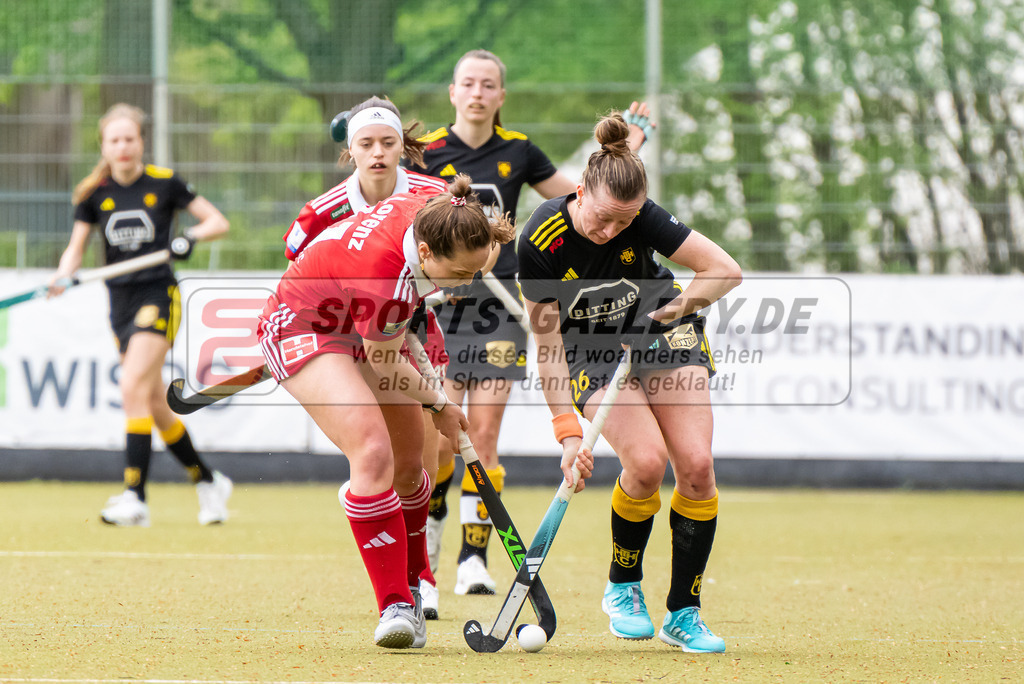 HK_20240407_100169 | 1. Bundesliga Hockey Damen Rot-Weiss Köln - Harvestehuder THC am 7.4.2024 Rot-Weiss Köln, Köln , Nike Lorenz ( Rot-Weiss Köln #11 ) , Hauke Franziska ( Harvestehuder THC #26 )