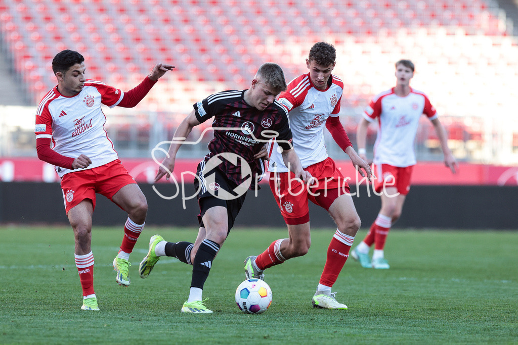 1. FC Nürnberg II - FC Bayern Amateure | v. l. Davide Dell'ERBA (FCB #19), Julian KANIA (FCN #9) und Benedikt WIMMER (FCB #12) / Zweikampf / Duell