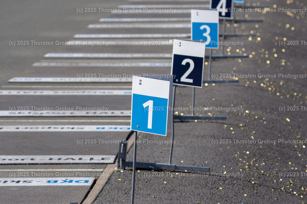 Deutsche Meisterschaften Biathlon 2018 | Deutsche Meisterschaften Biathlon 2018, Massenstart Frauen am 15.09.2018 in der DKB SKI ARENA in Oberhof, (Deutschland)

Bild: Schiessstand mit Patronenhuelsen - Realisiert mit Pictrs.com