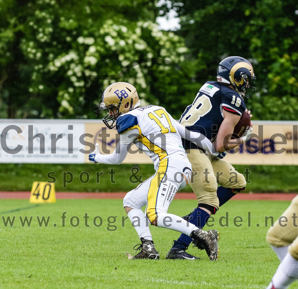 2022-05-29_062_Erding_Bulls_gegen_Nuernberg_Rams | Erding, Deutschland, 29.05.2022:
Fußball, Regionalliga 2022, 5. Spieltag, Erding Bulls gegen Nürnberg Rams, Endergebnis: 10:16

Julian Latussek (Erding Bulls, #17)

Foto: Christian Riedel / fotografie-riedel.net