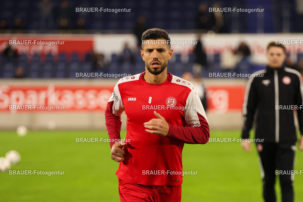 MSV Duisburg - Rot-Weiss Essen  | Duisburg, Deutschland, 26.10.2025 Klaus Gjasula  (Rot-Weiss Essen) wärmt sich auf  während des 3.Liga Spiels zwischen MSV Duisburg und Rot-Weiss Essen in der Schauinsland-Reisen-Arena am 26.10.2025 in Duisburg (Foto von Timo Bluhmki-Schmidt/ Brauer Fotoagentur