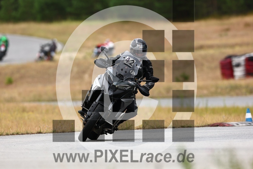 0042-20240712_02537 | Schöne Erinnerungen an spannende Momente - das festzuhalten ist unser Job. PIXELrace.de ist seit 2003 auf den Rennstrecken Europas unterwegs um die Action draußen beim Fahren und die wunderbare Stimmung imm Fahrerlager für euch einzufangen.