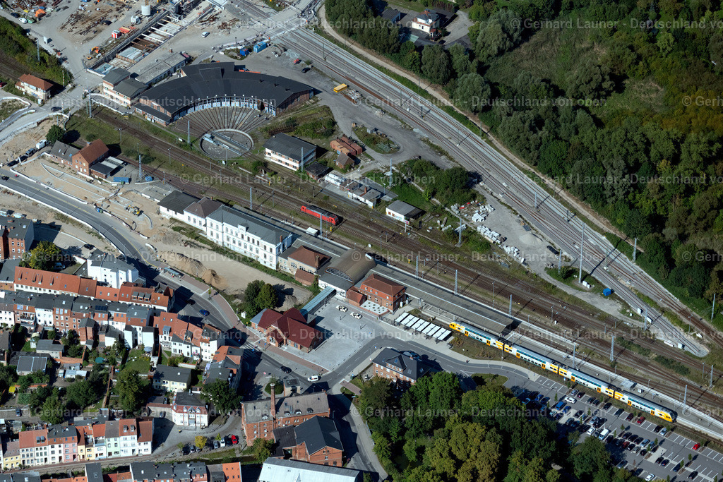4062254 | WISMAR 08.09.2021 Gleisverlauf und Gebäude des Hauptbahnhofes der Deutschen Bahn an der Poeler Straße in Wismar im Bundesland Mecklenburg-Vorpommern, Deutschland. Weiterführende Informationen bei: Deutsche Bahn AG,  Hansestadt Wismar. // Track progress and building of the main station of the railway on street Poeler Strasse in Wismar in the state Mecklenburg - Western Pomerania, Germany. Further information at: Deutsche Bahn AG,  Hansestadt Wismar. Foto: Gerhard Launer