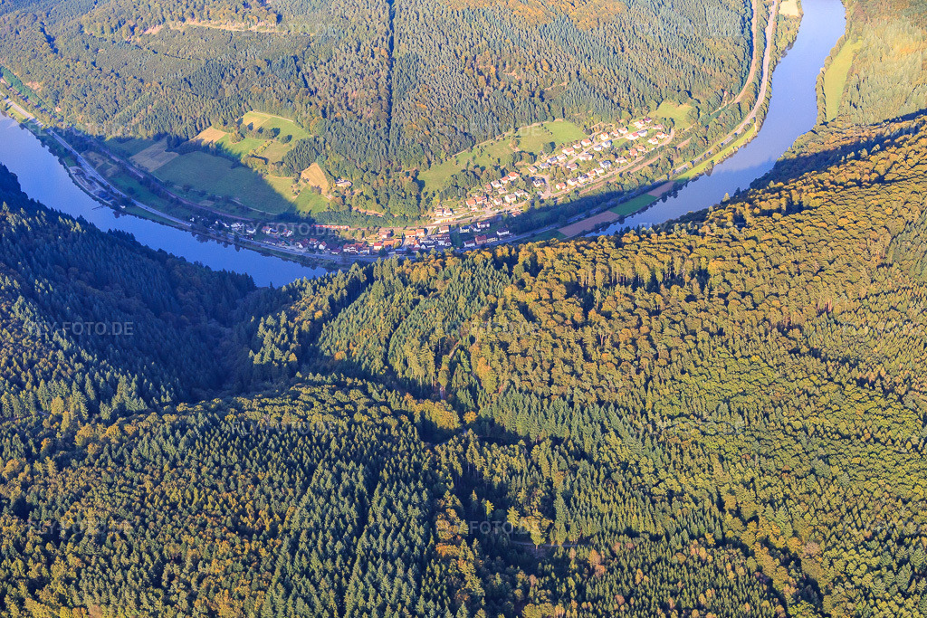 Luftbild: Dorfansicht am Neckarufer von Süden im Ortsteil Lindach in Eberbach im Bundesland Baden-Württemberg in Deutschland. – Foto: IMG_073561.jpg vom 26.09.2014 durch Werner Riehm/FLY-FOTO.de – Auflösung des Originals: 5472 x 3648 px
