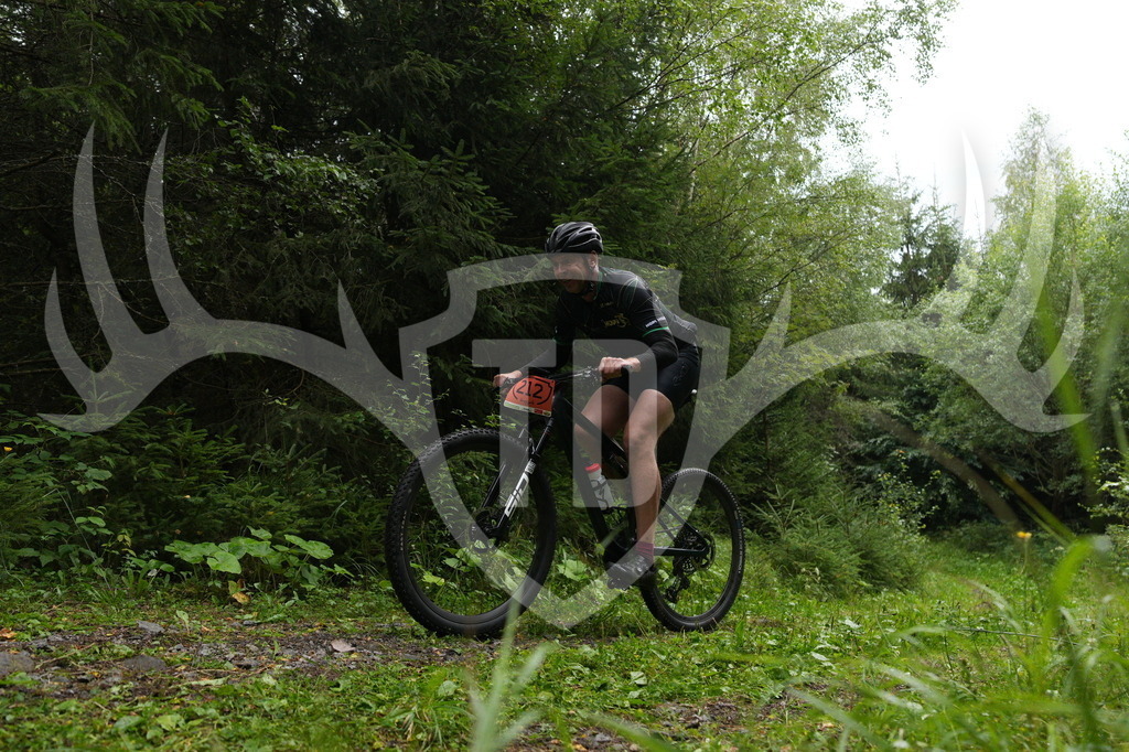 A6703399 | Fotogalerie der Treibjagd im Dunkelwald - Dein MTB Etappenrennen im Erzgebirge - Realisiert mit Pictrs.com