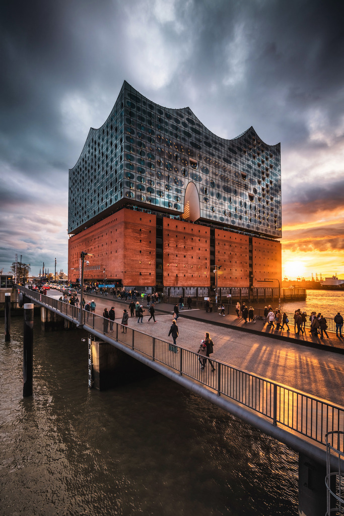 10230416 - Abendlicht an der Elbphilharmonie | Blick über die Mahatma-Gandhi-Brücke auf die Elbphilharmonie im Abendlicht.